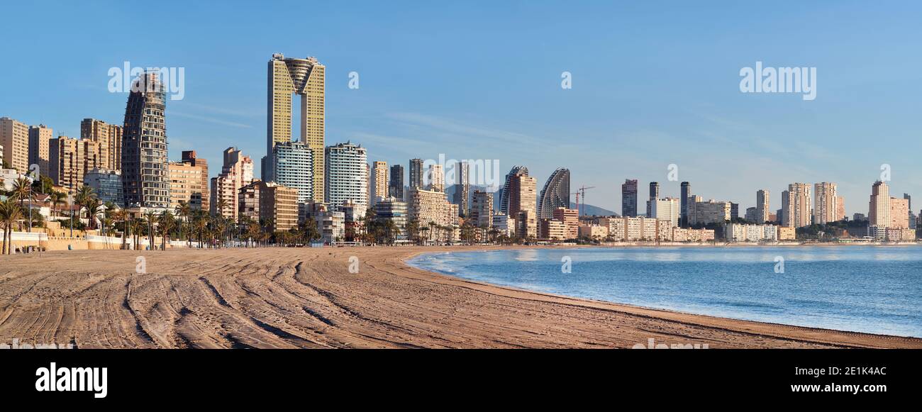 Costa di Benidorm spiaggia sabbiosa vista. Città turistica spagnola famosa. Grattacieli moderni, Mar Mediterraneo. Provincia di Alicante, Costa Blanc Foto Stock