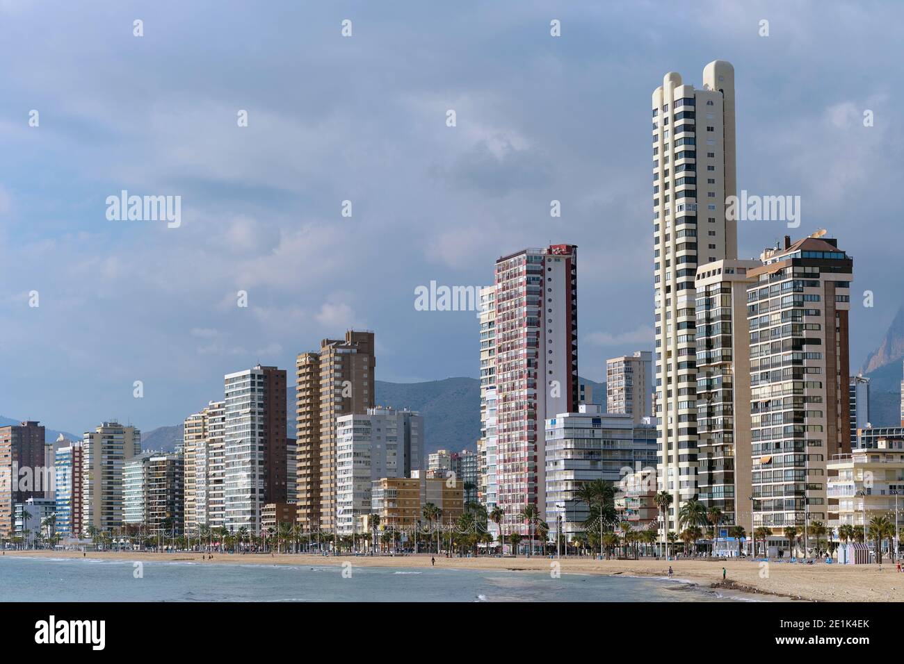 Vista sulla costa di Benidorm. Città turistica spagnola famosa. Grattacieli moderni, Mar Mediterraneo. Provincia di Alicante, Costa Blanca, Spagna Foto Stock