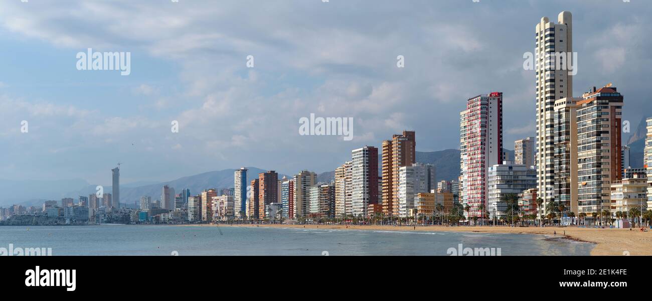Vista panoramica orizzontale sulla città di Benidorm. Città turistica spagnola famosa. Grattacieli moderni, Mar Mediterraneo. Provincia di Alicante, Costa Blan Foto Stock