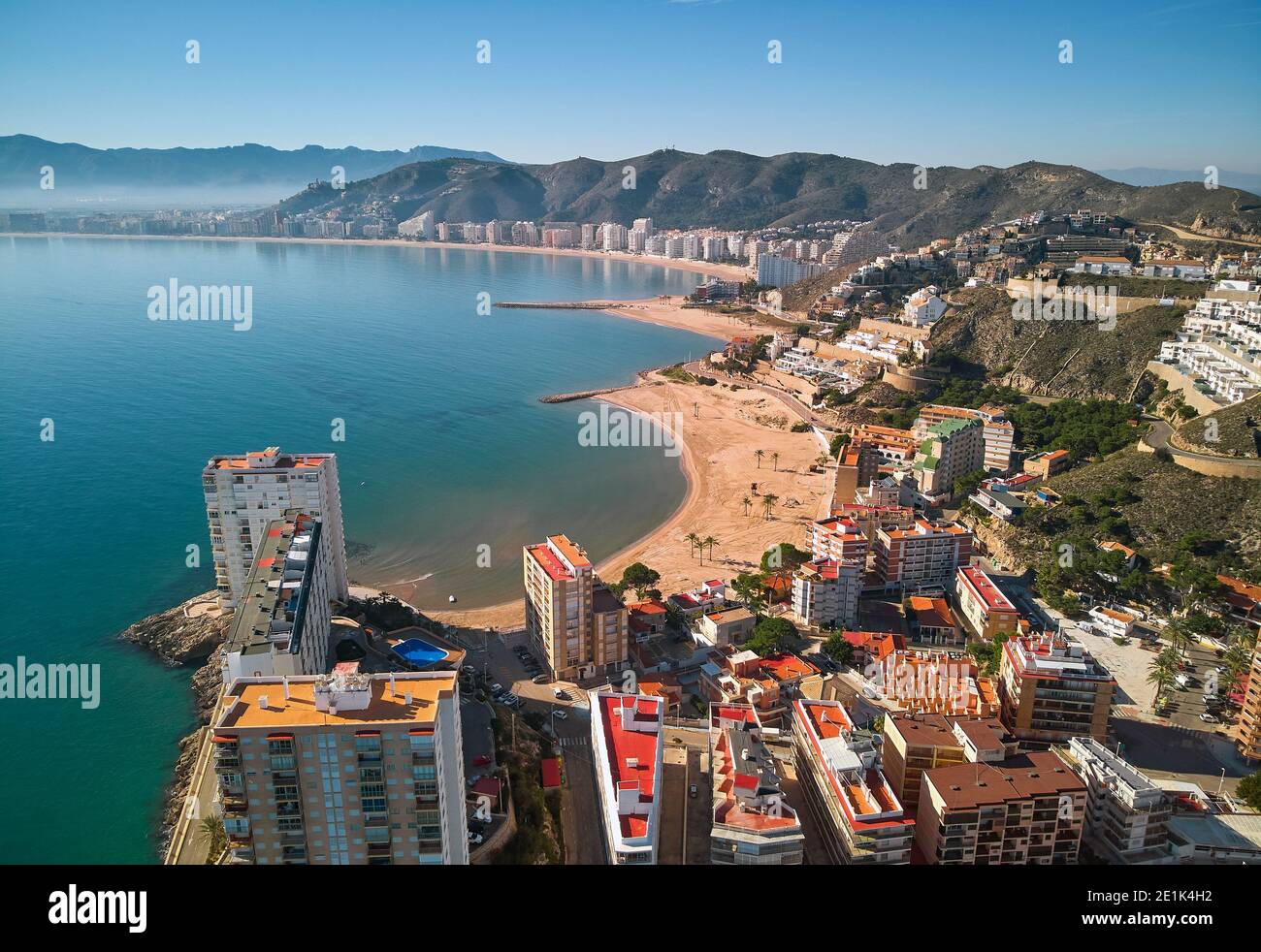 Punto di vista del drone aereo Cullera paesaggio urbano e sfondo della spiaggia durante il sole giorno d'inverno. Luogo famoso. Provincia di Alicante, Costa Blanca, Spagna Foto Stock