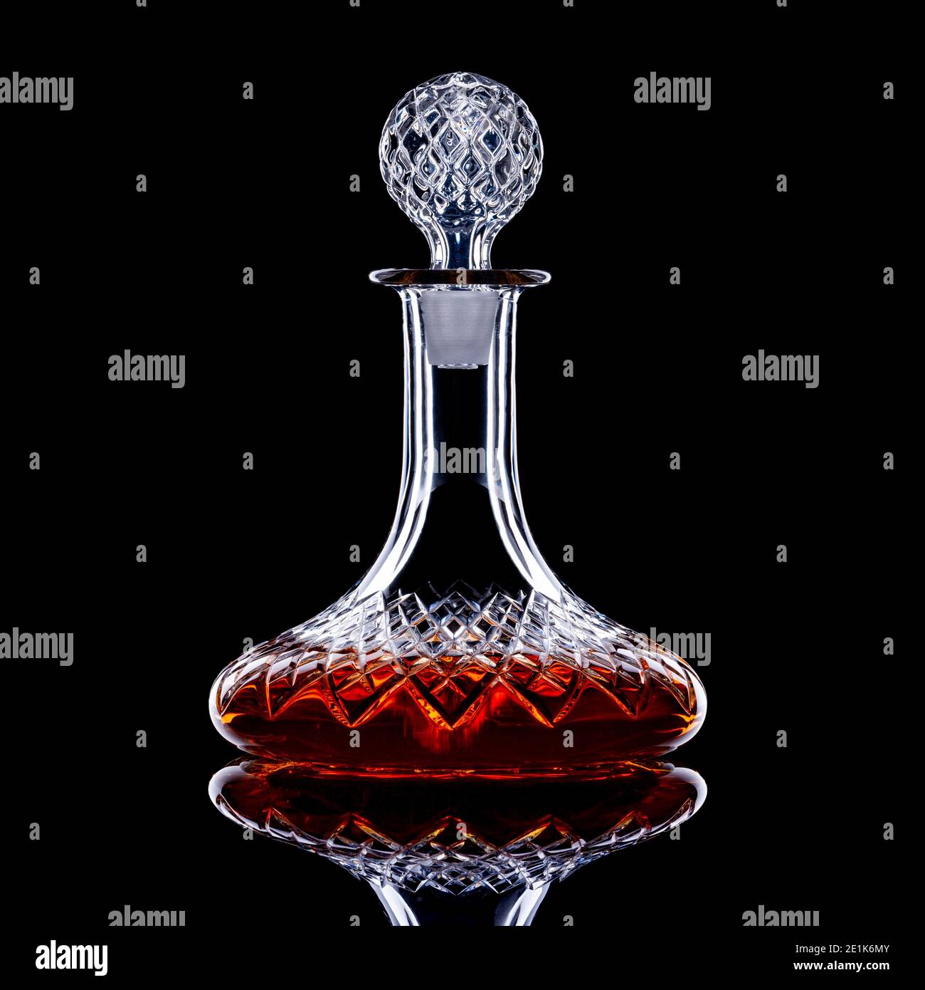 Spedire il decanter con whiskey o brandy o rum nero sfondo Foto Stock