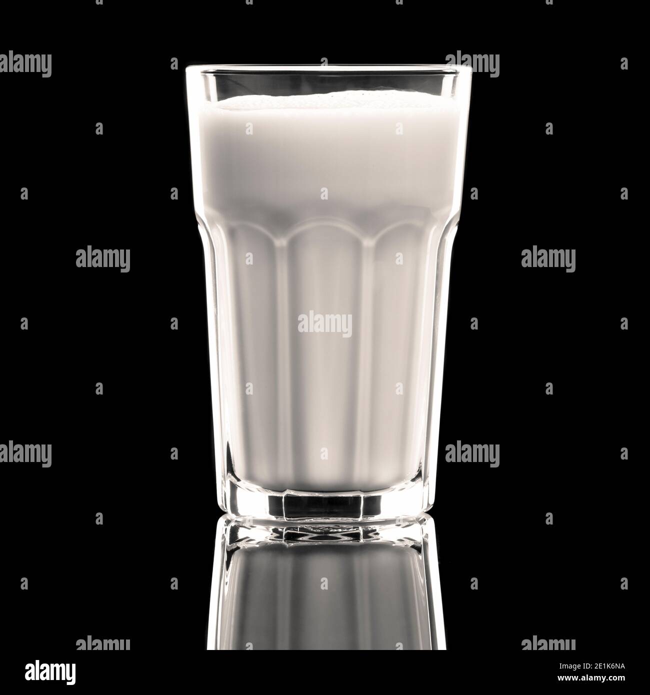 Bicchiere di latte su sfondo nero Foto Stock