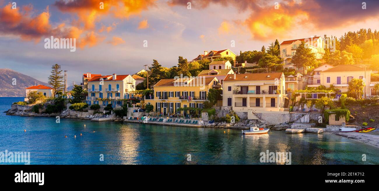 Fiskardo, isola di Cefalonia, Grecia. Fiscardo sull'isola di Cefalonia in Grecia. La destinazione delle vacanze. Bellissima spiaggia a Fiskardo, Kefal Foto Stock