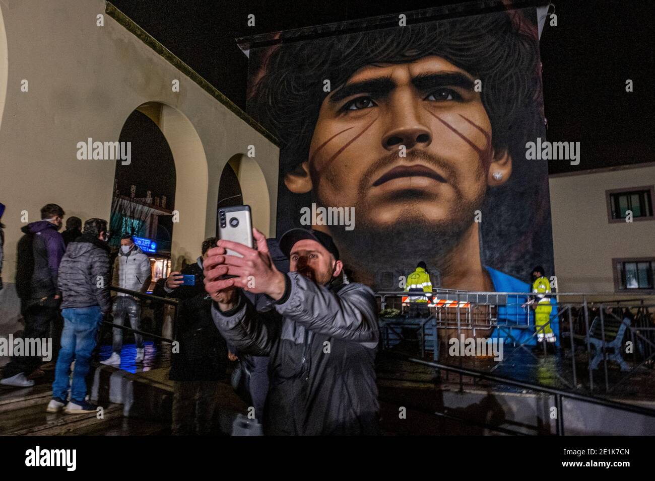 Inaugurazione del murale creato dal napoletano Jorit Agoch nel quartiere, in provincia di Napoli, raffigurante il volto di Diego Armando Maradona, morto il 25 novembre 2020, Dique Luj‡n, Argentina, il murale è stato finanziato da una collezione popolare tra i cittadini della città. Foto Stock