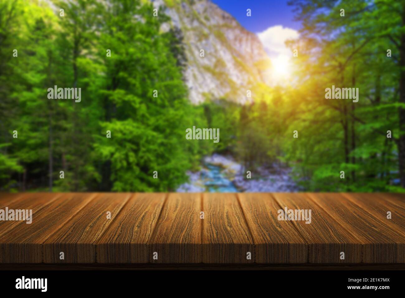 Svuotare tavolo in legno nella parte anteriore di astratta sfondo sfocato in natura, può essere utilizzato per visualizzare o montaggio dei vostri prodotti. Mock up per la visualizzazione del prodotto Foto Stock