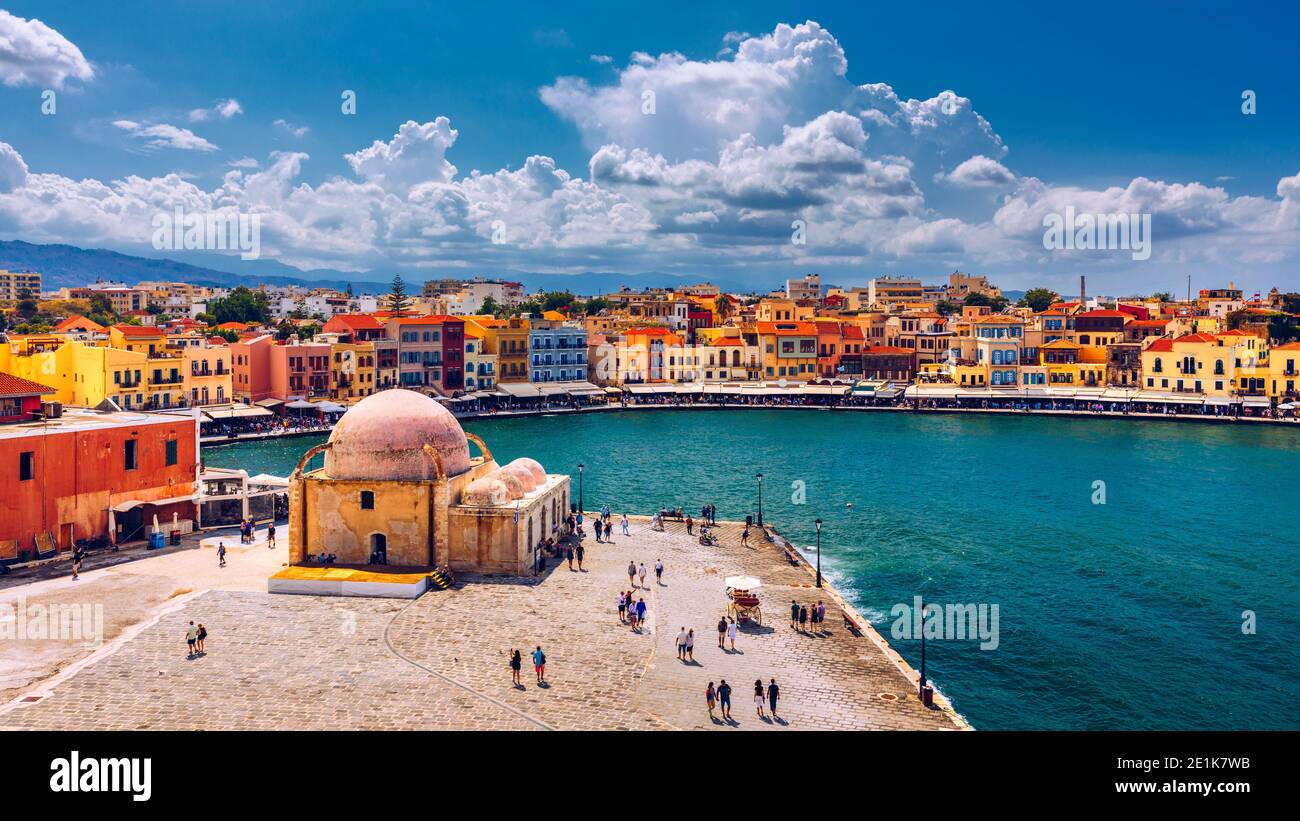 Moschea nel vecchio porto veneziano di Chania città sull isola di Creta, Grecia. Vecchia Moschea a Chania. Janissaries o Kioutsouk Moschea Hassan a Chania Creta Foto Stock