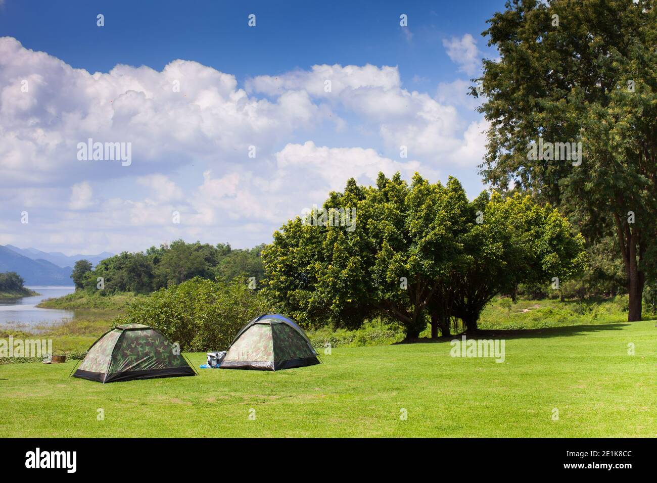 Tenda da campeggio su prato verde sotto il cielo limpido Foto stock - Alamy