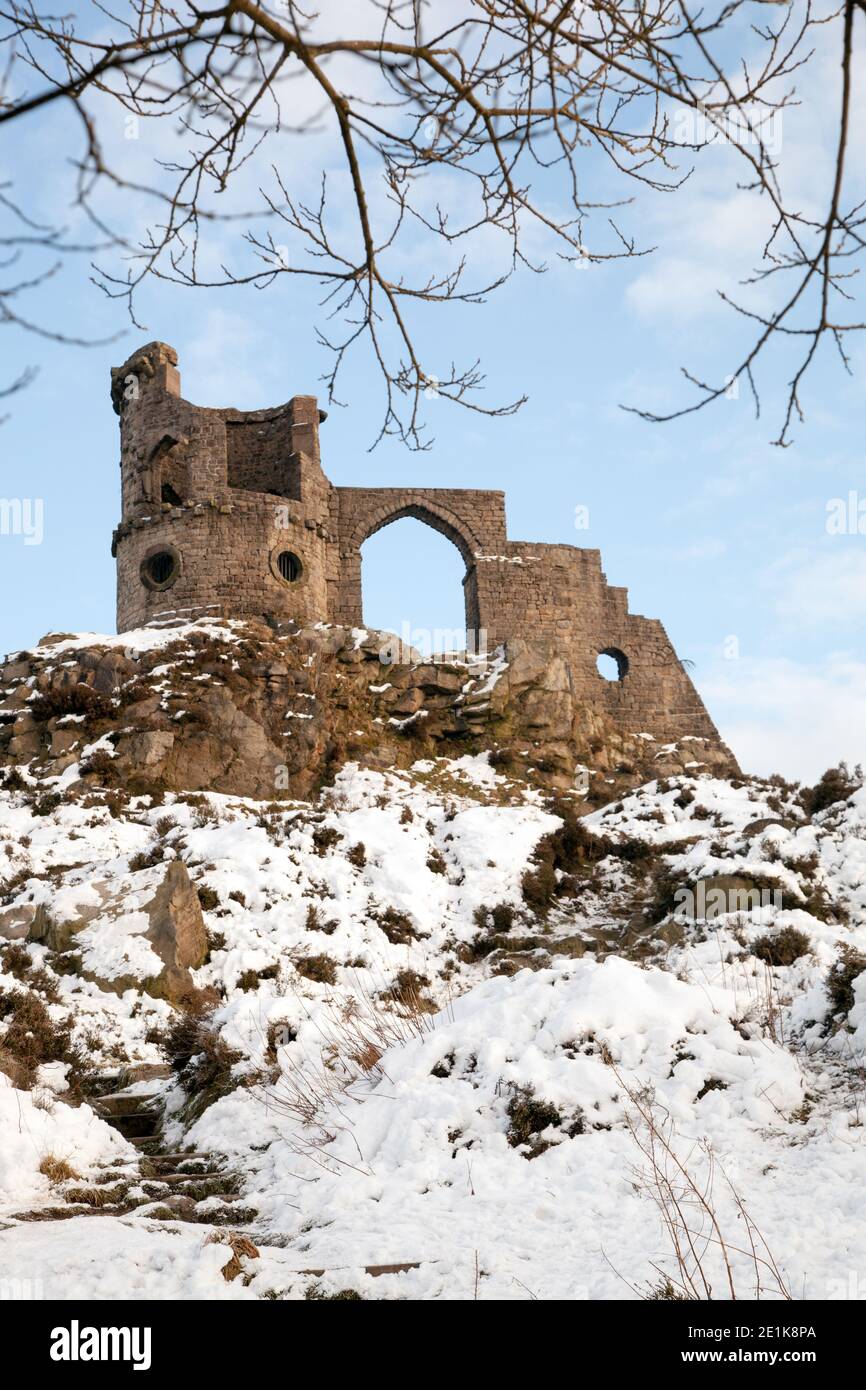 Mow Cop castello, la follia di un castello in rovina nella neve durante l'inverno, in piedi sul sentiero di pietra arenaria e South Cheshire percorso sentieri a lunga distanza Foto Stock