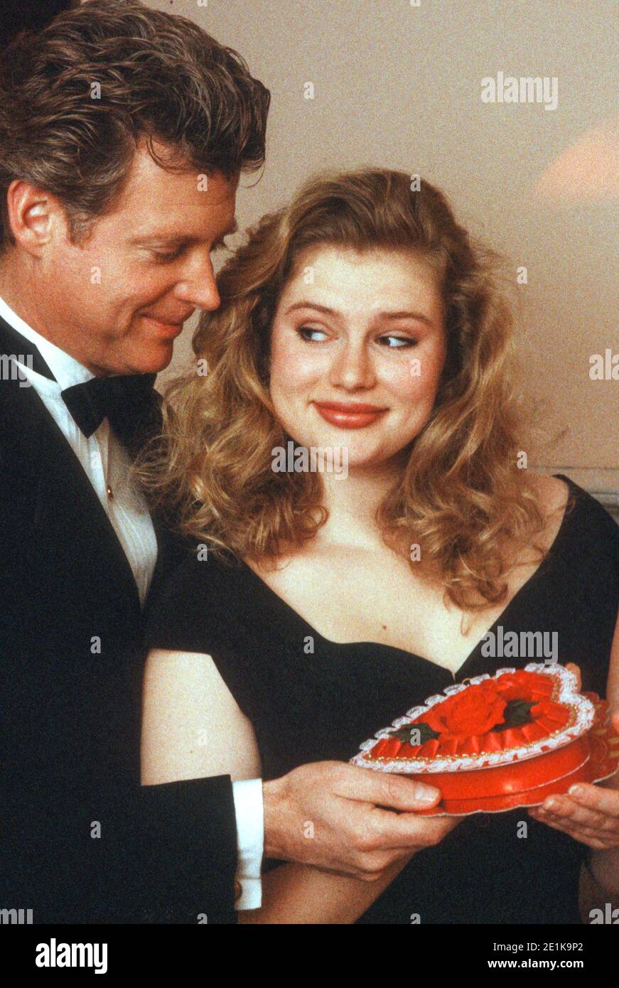 Bell'uomo dà al suo Sweetheart una scatola di caramelle il giorno di San Valentino molto al suo piacere, 1992, Stati Uniti Foto Stock
