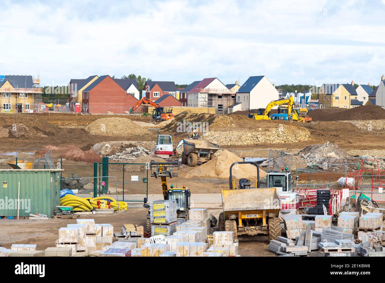 Sviluppo di nuovi alloggi a West Witney, alla periferia di Oxford, West Oxfordshire, Inghilterra a causa della crescita della popolazione Foto Stock