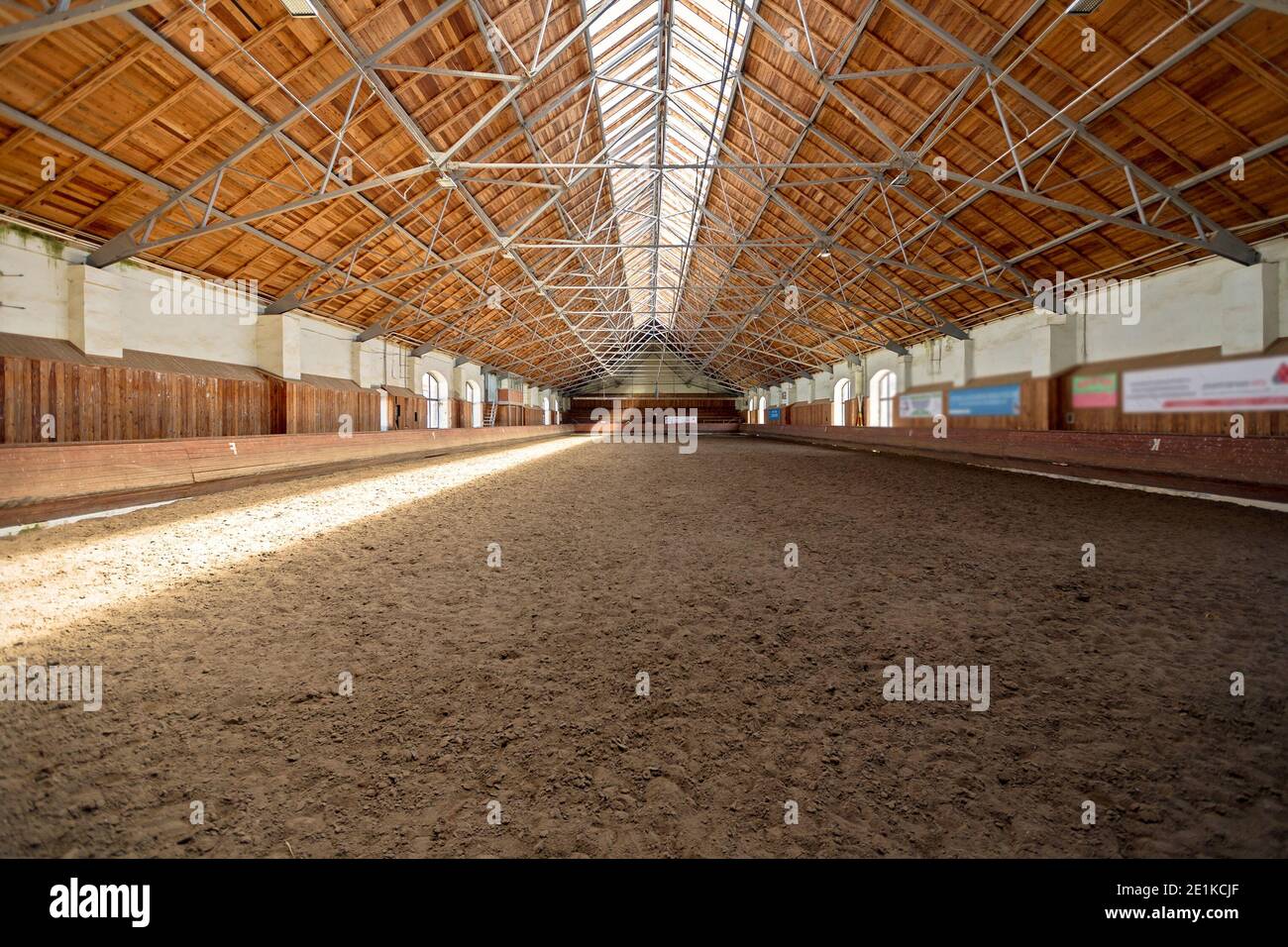 La pianta equestre. Una grande fattoria di cavalli al coperto. Foto Stock