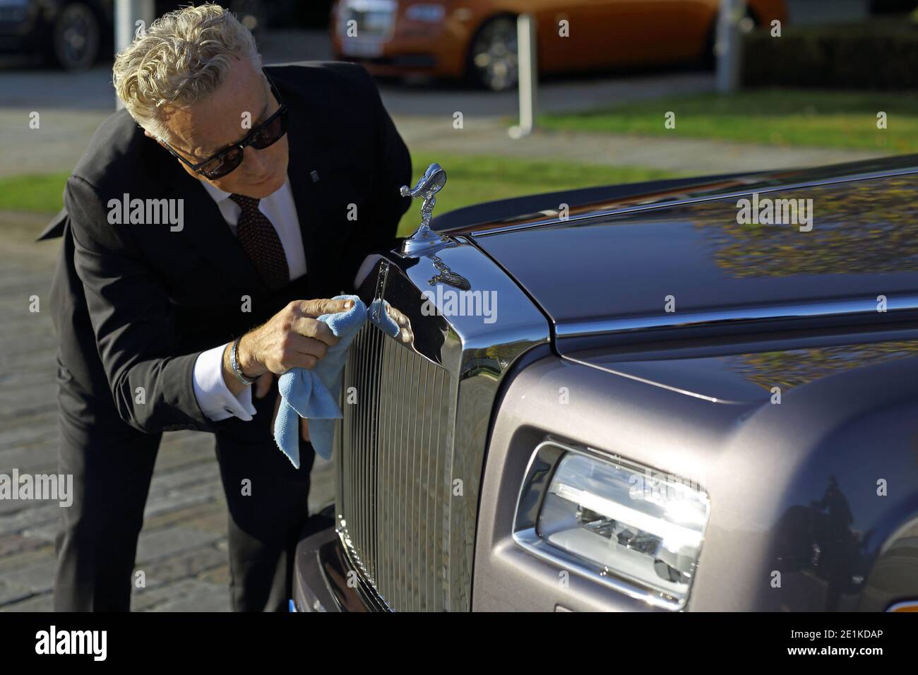 l'autista maschile è la lucidatura rolls royce Foto Stock