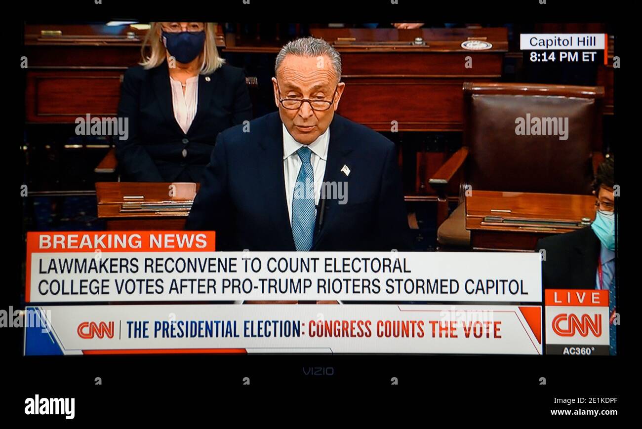 Uno screenshot televisivo della CNN del senatore statunitense Chuck Schumer che parla durante una sessione congiunta del Congresso per ratificare le elezioni presidenziali del 2020. Foto Stock