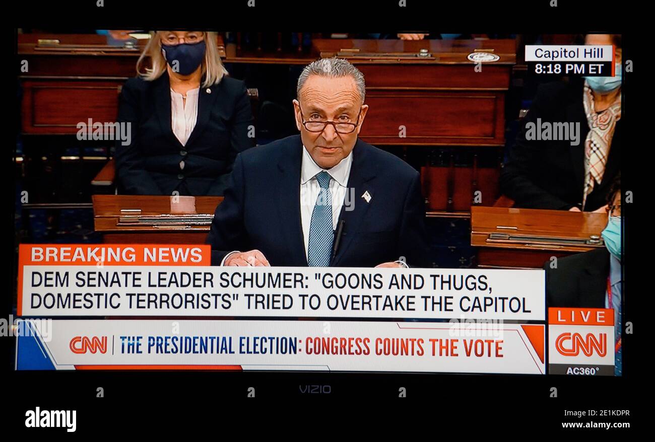 Uno screenshot televisivo della CNN del senatore statunitense Chuck Schumer che parla durante una sessione congiunta del Congresso per ratificare le elezioni presidenziali del 2020. Foto Stock
