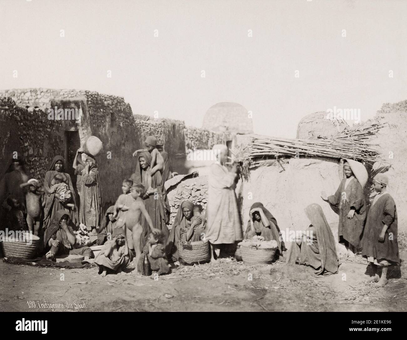 Fotografia d'annata del XIX secolo: Gruppo indigeno, Egitto meridionale, donne e bambini, circa 1890. Foto Stock