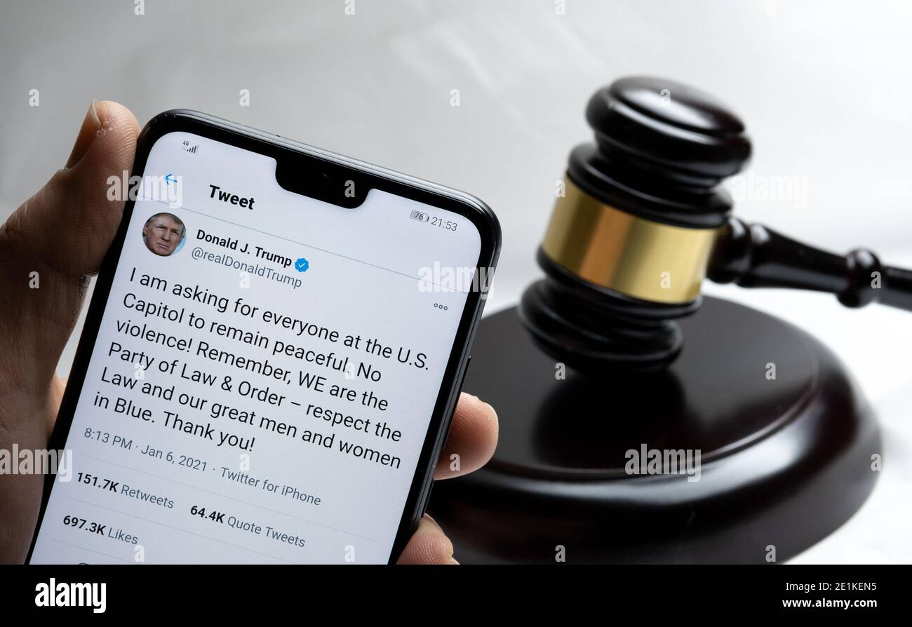 Stafford, Regno Unito - 7 gennaio 2021: Il conto Twitter di Donald Trump e il suo ultimo tweet rimosso sulla violenza nel Campidoglio degli Stati Uniti visto sullo smar Foto Stock