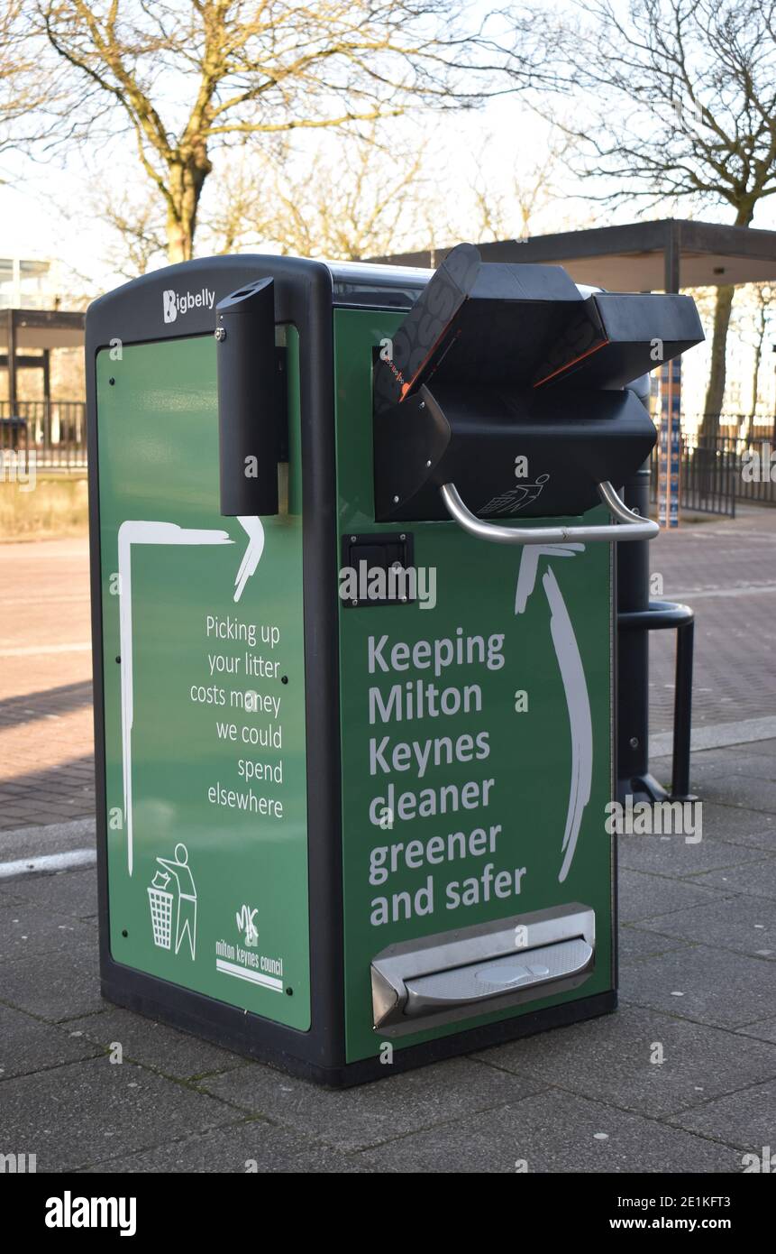 Bigbelly cucciolata in Central Milton Keynes Foto Stock