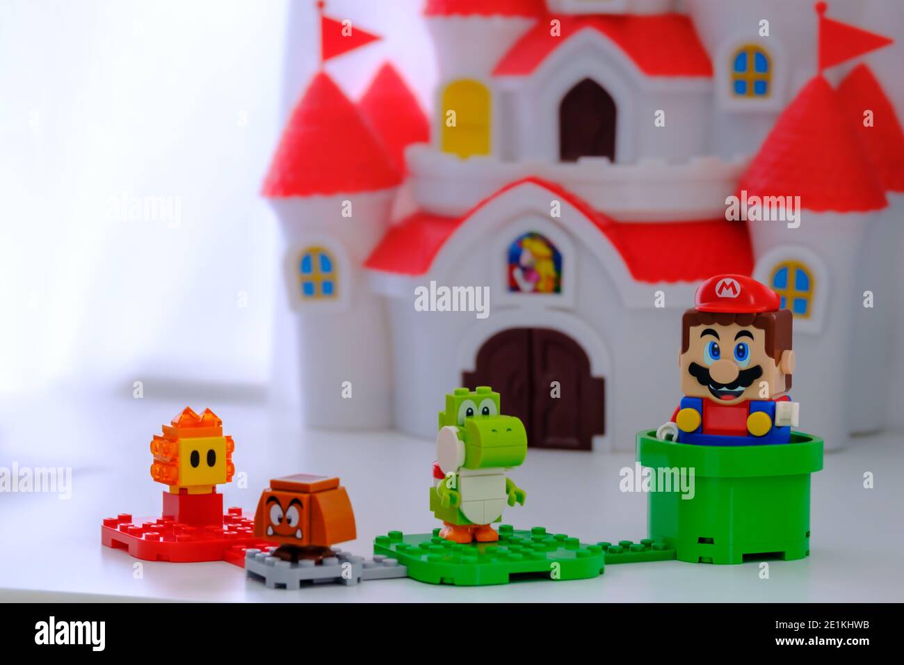 Ottawa, Ontario, Canada - 7 gennaio 2021: Figure da collezione della serie LEGO Super Mario di giocattoli da costruzione. Foto Stock
