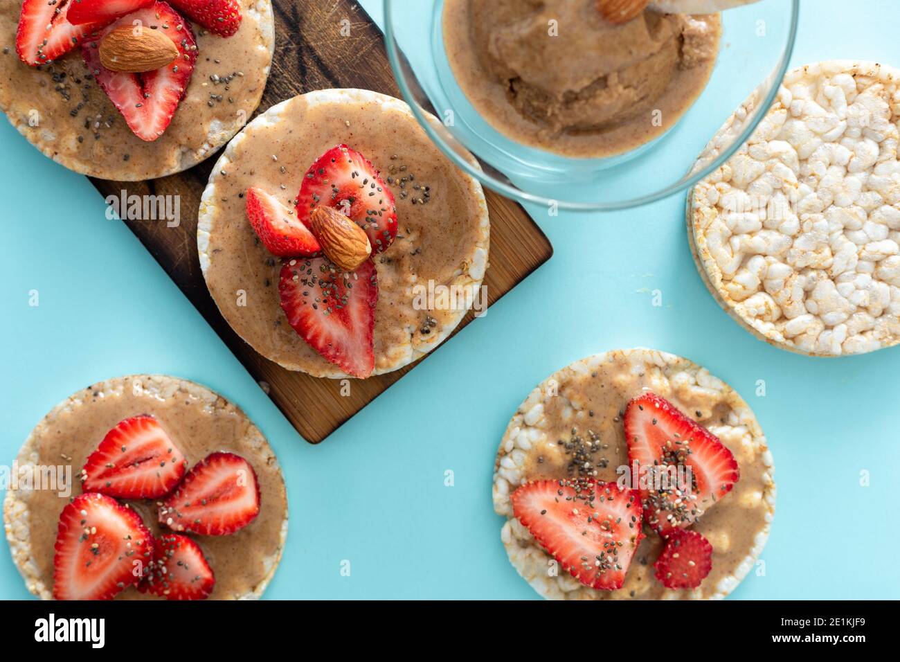 cracker di riso, frutti di bosco su tavola blu, cibo super Foto Stock