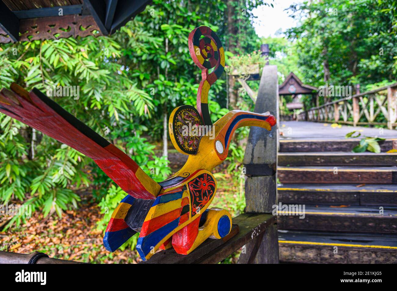 Hornbill in legno e passerella in legno presso il Sukau Rainforest Eco-Lodge Foto Stock