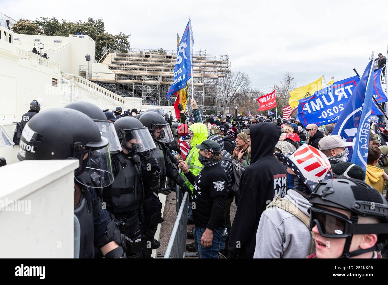 Washington, DC - 6 gennaio 2021: I manifestanti Pro-Trump si confrontano con la polizia durante i rally intorno all'edificio del Campidoglio Foto Stock