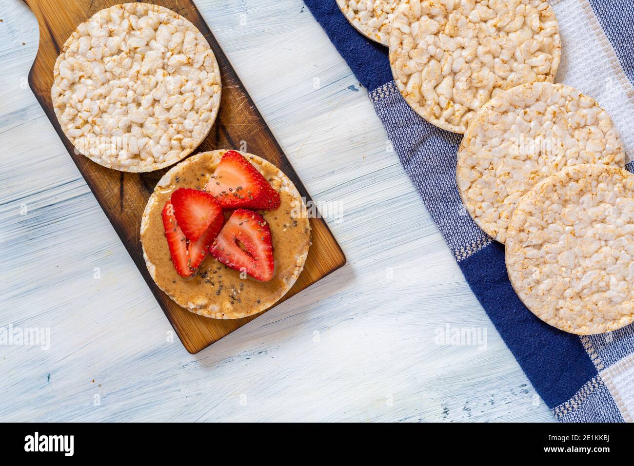 cracker di riso, frutti di bosco su tavola blu, cibo super Foto Stock