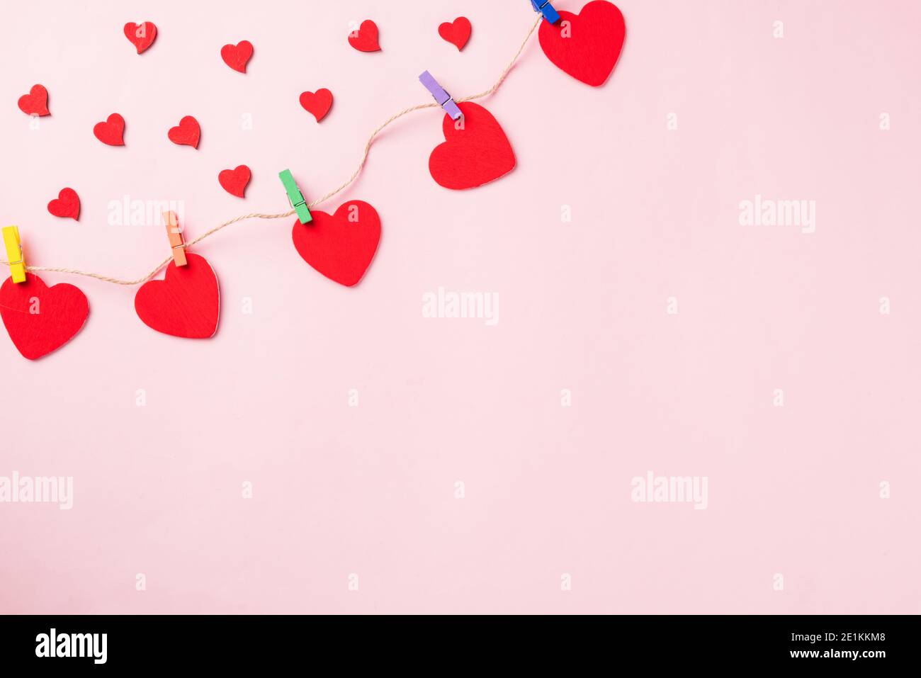 Buon San Valentino sfondo giorno. Cuore rosso decorazione valentine a forma di cuore appeso con graffette sulla corda per amore composizione biglietto di auguri isola Foto Stock