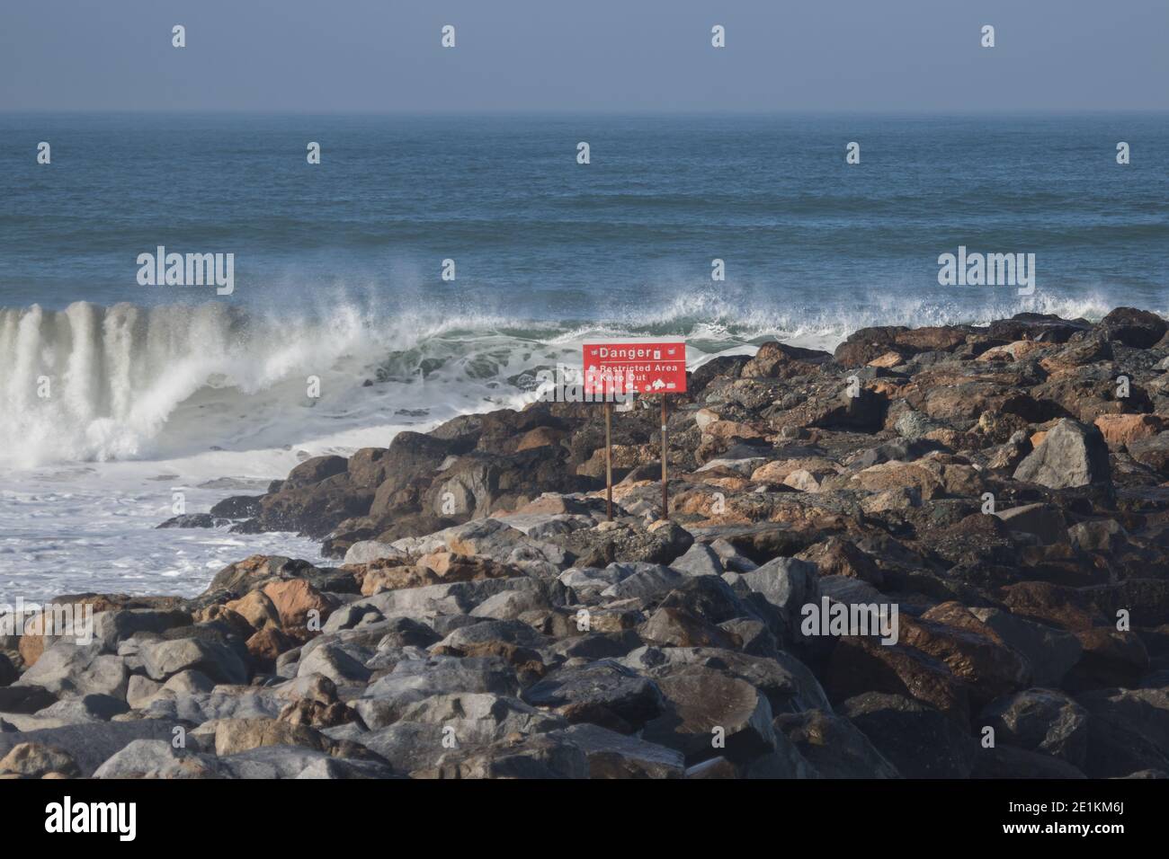 Pericolo area riservata tenere fuori un cartello di segnalazione con onde che si infrangono in background al molo sud in Ventura, CALIFORNIA, STATI UNITI D'AMERICA Foto Stock
