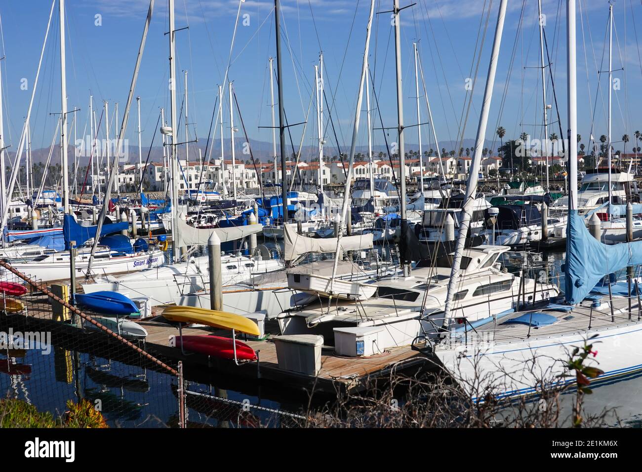 Barche a vela , yacht e navi nel porto di Ventura , Contea di Ventura, California, USA Foto Stock