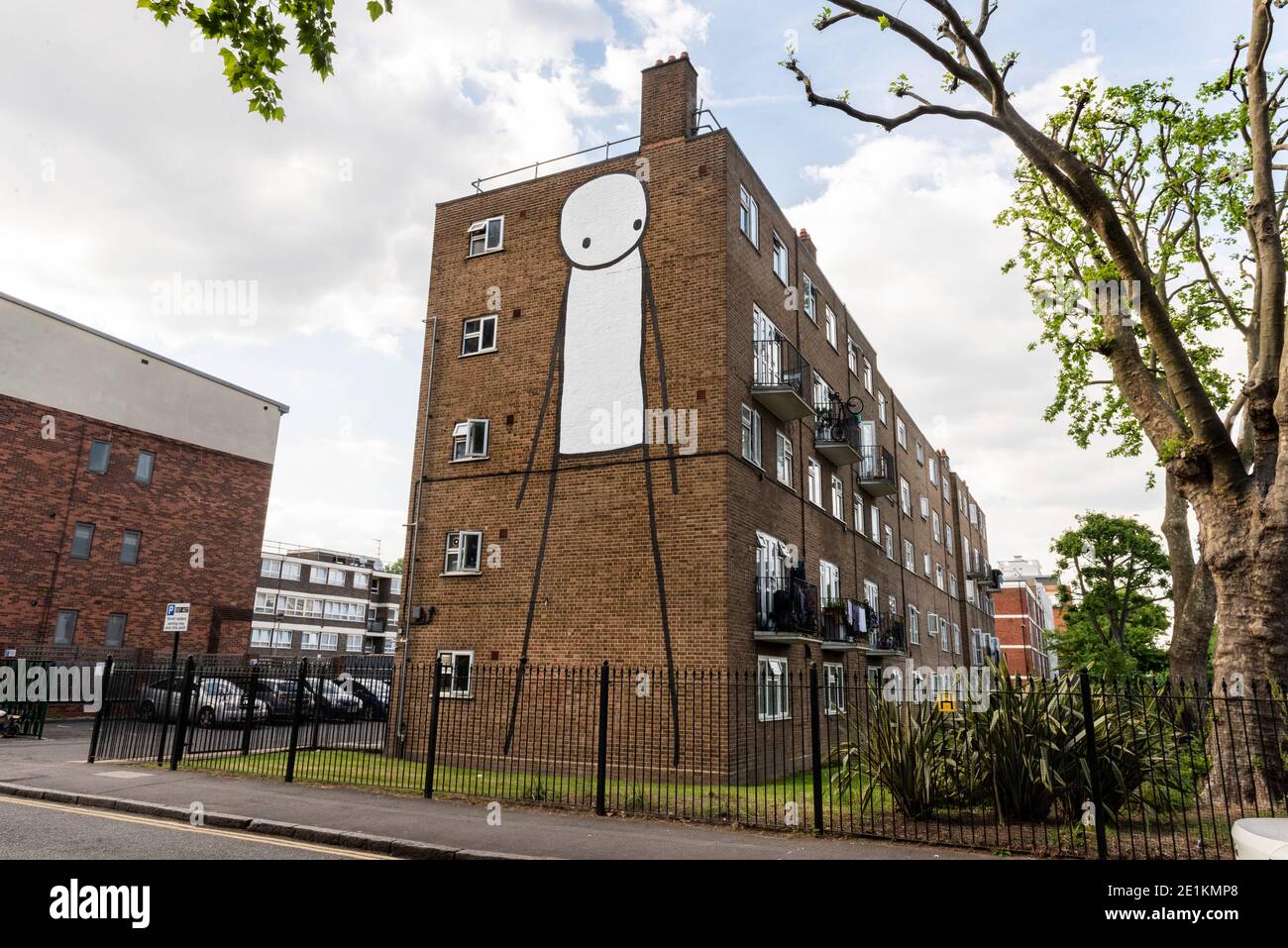 Londra, Inghilterra: 25 Maggio 2017. L'artista di strada Stik dipinge Haggerston lavoro di tenuta di alloggiamento, Londra, Regno Unito. Il lavoro sulla tenuta di Acton in Haggerston, è un 14- Foto Stock