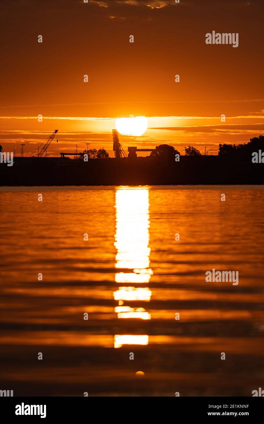 Tramonto su molo industriale Foto Stock