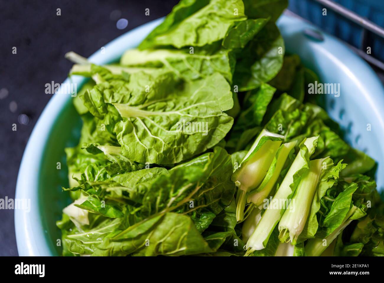 Primo piano di un cestino di verdure appena lavate Foto Stock