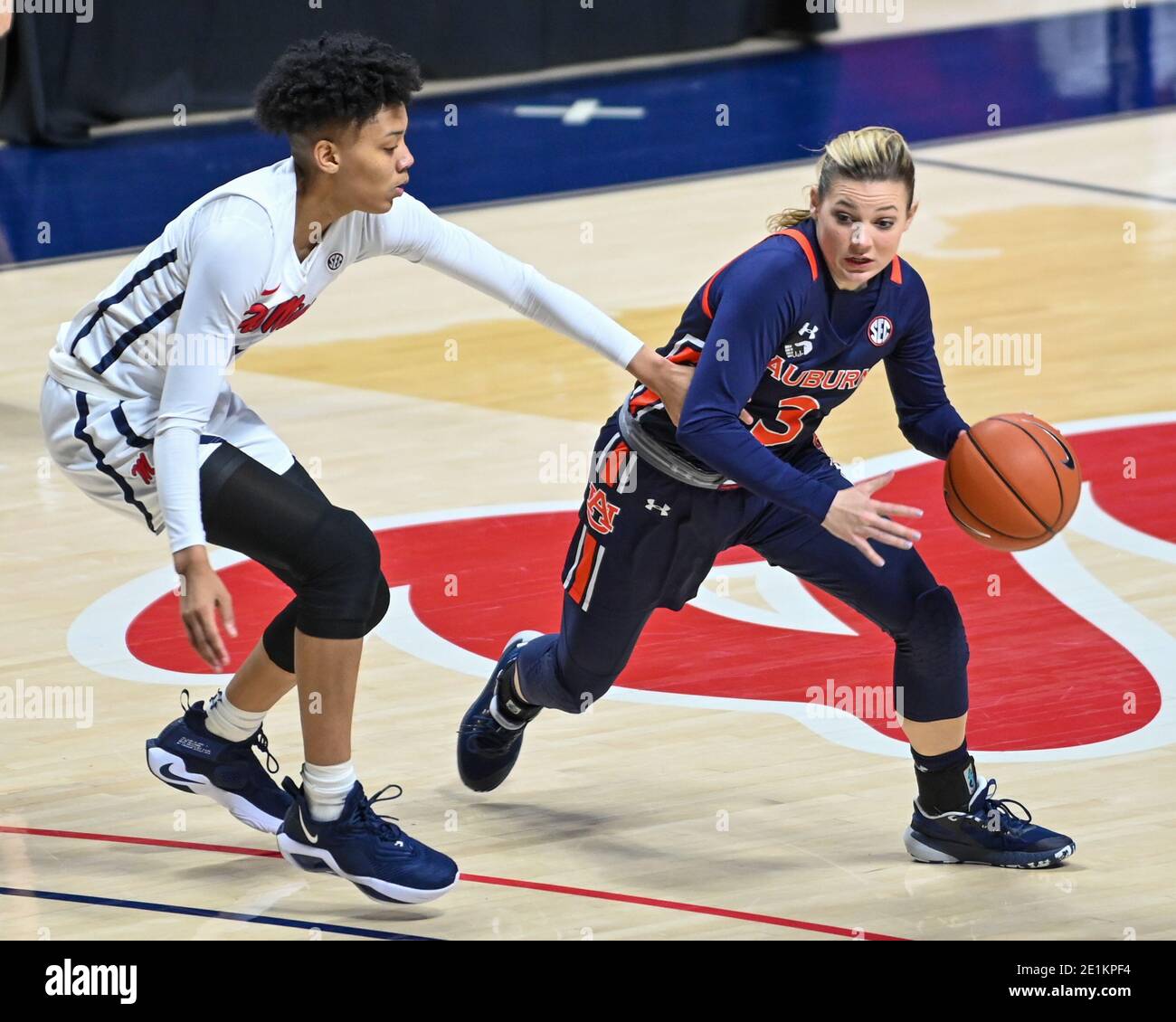 Oxford, MS, Stati Uniti. 07 gennaio 2021. La guardia di Auburn, Annie Hughes (3), guida contro Ole' Miss Forward, Snudda Collins (5), durante la partita di basket femminile dell'NCAA tra le Tigri di Auburn e i ribelli di Ole' Miss al Pavillion di Oxford, MS. (Foto di: Kevin Langley/CSM). Credit: csm/Alamy Live News Foto Stock