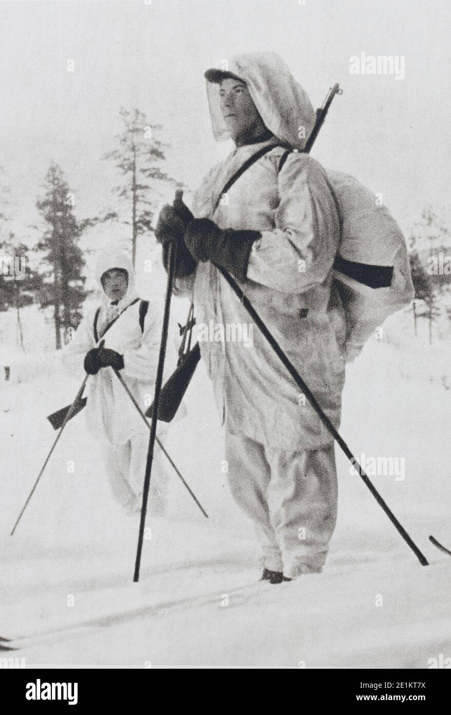 Durante la guerra Soviet-Finnish (1939-1940) gli sciatori dell'esercito finlandese in bianco camouflage realizzato fulmini e attacchi efficaci sulle unità dell'esercito rosso Foto Stock
