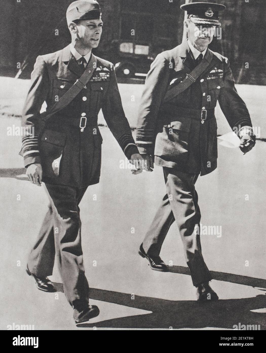 Il re d'Inghilterra, in uniforme di RAF accompagnato da AIR CHIEF MARSHAL Sir Hugh Dowding, il comandante in capo del Fighter Command, King George VI andò Foto Stock