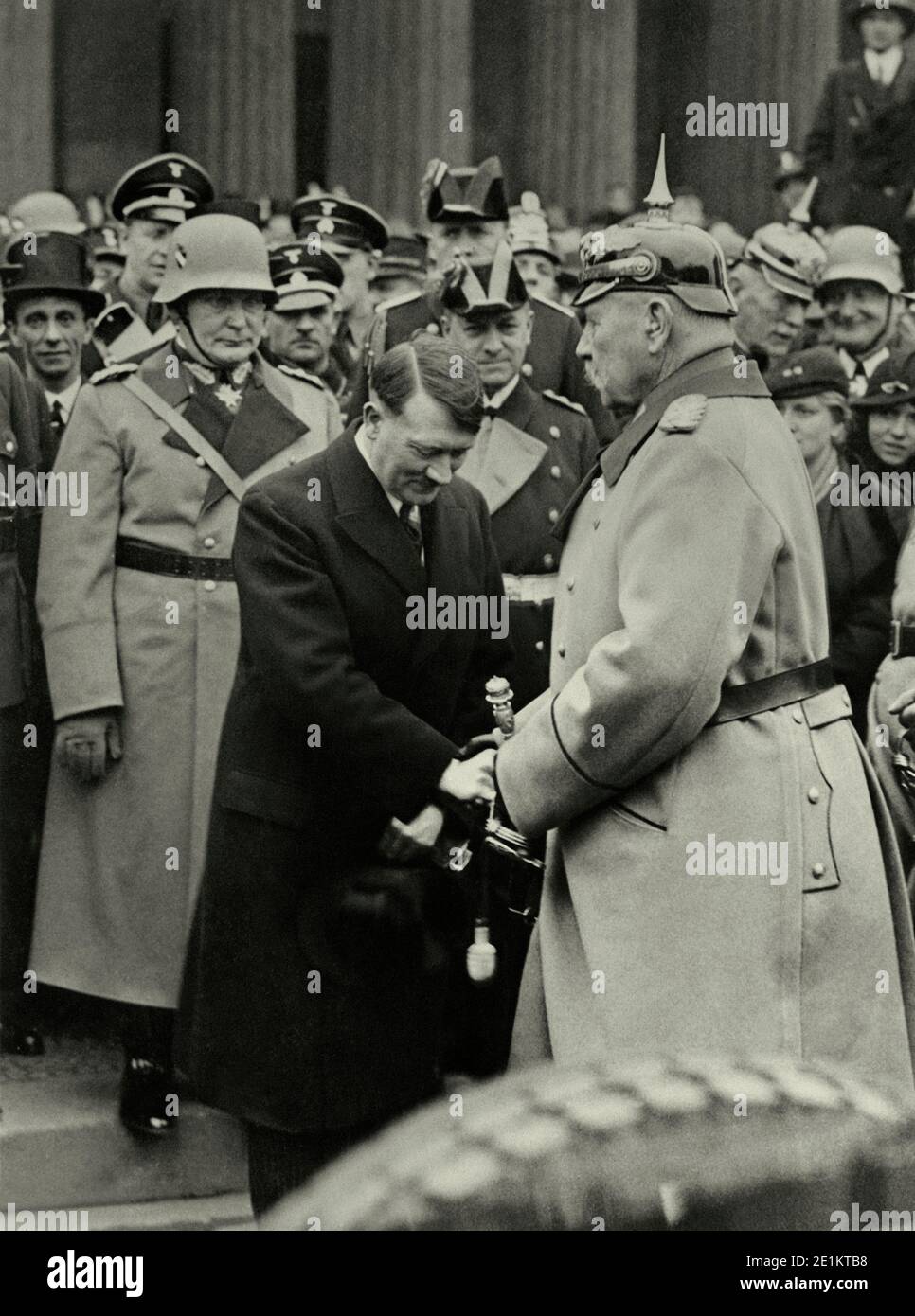 Tedesco partito nazista leader Adolf Hitler (1889 - 1945) incontra il Presidente tedesco Paul von Hindenburg dopo la nomina di Hitler a Cancelliere, 1933. Dietro Foto Stock