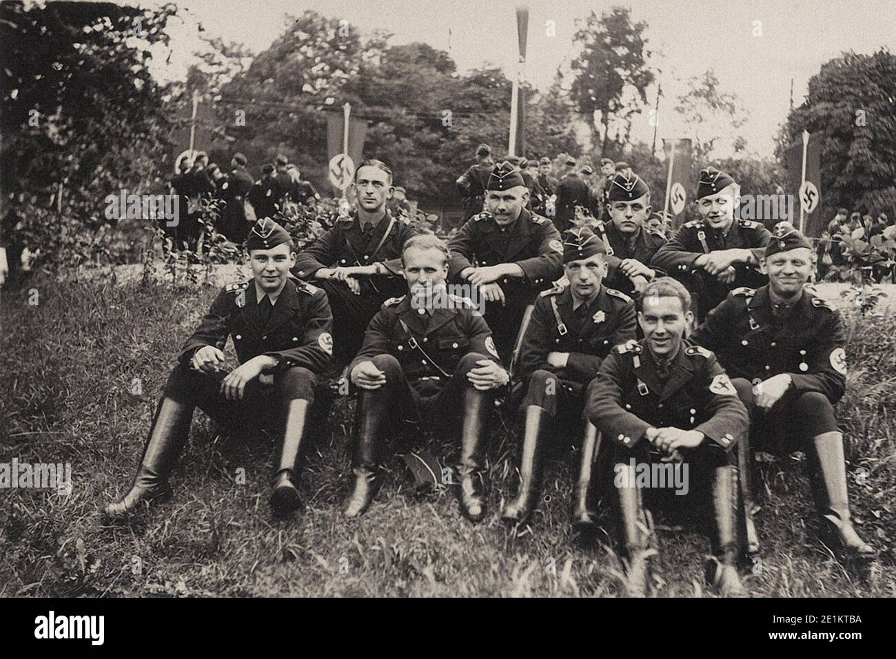 Un gruppo di persone dal tedesco Schutzstaffel (SS) dopo la festosa ricorrenza del partito nazista. Pre-tempo di guerra. Foto Stock