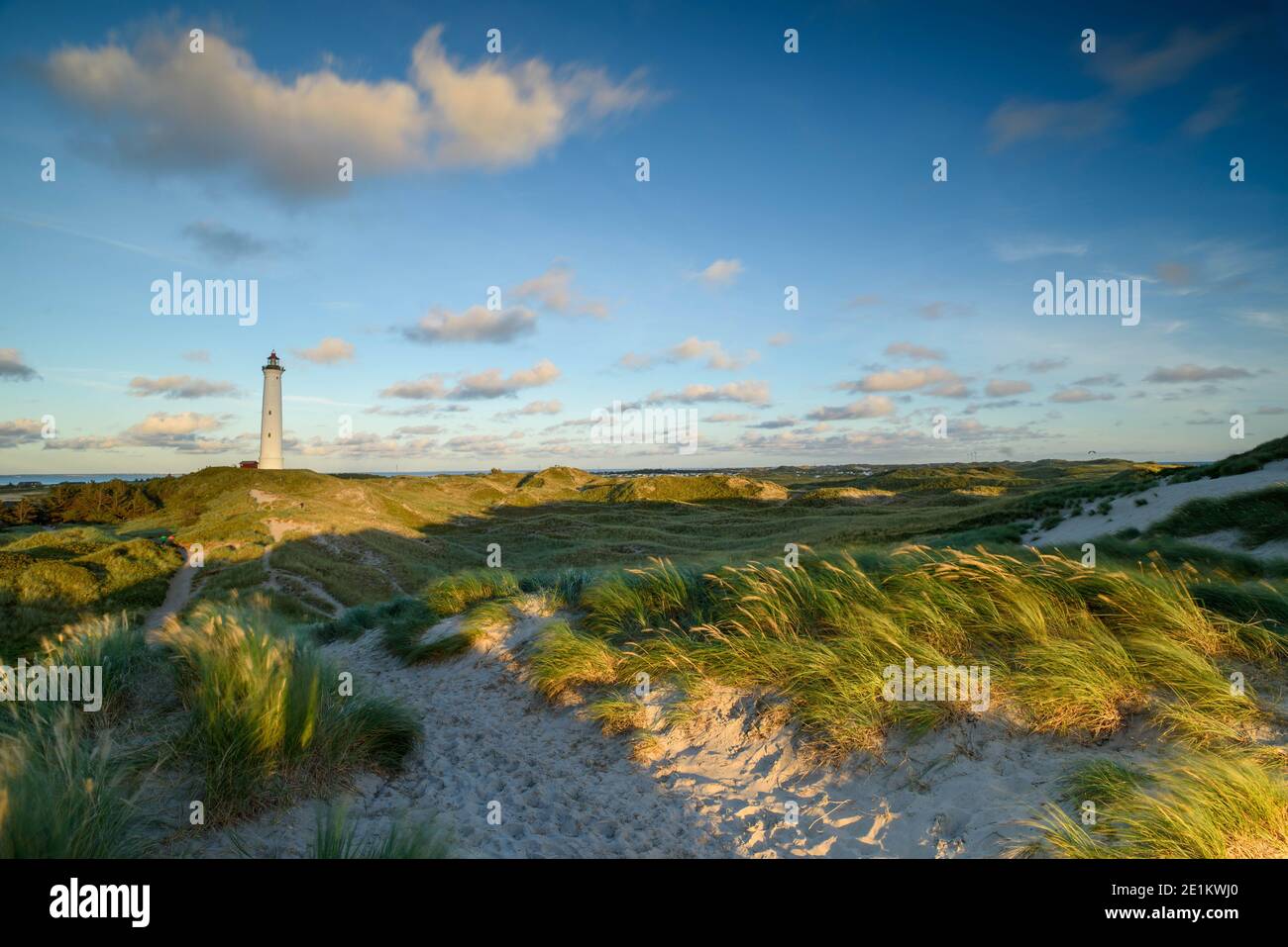 Faro sulla costa danese. Lökken Jutland settentrionale sulla costa occidentale del Mare del Nord. Foto Stock