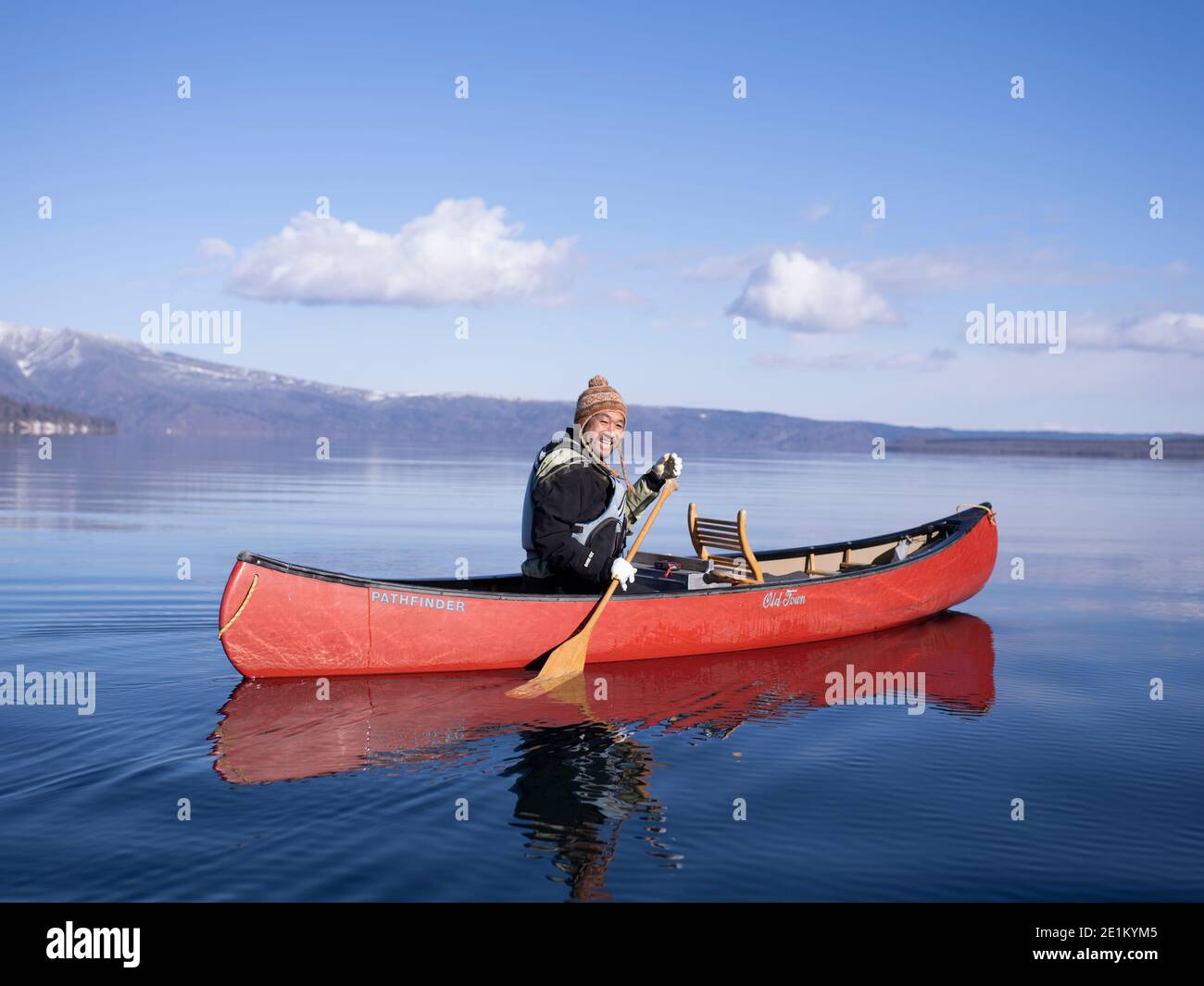 Guida locale Kenichi Sobue in canoa invernale sul lago Kussharo 屈斜路湖, Kussharo-ko caldera lago Akan National Park, Hokkaido, Giappone. Foto Stock