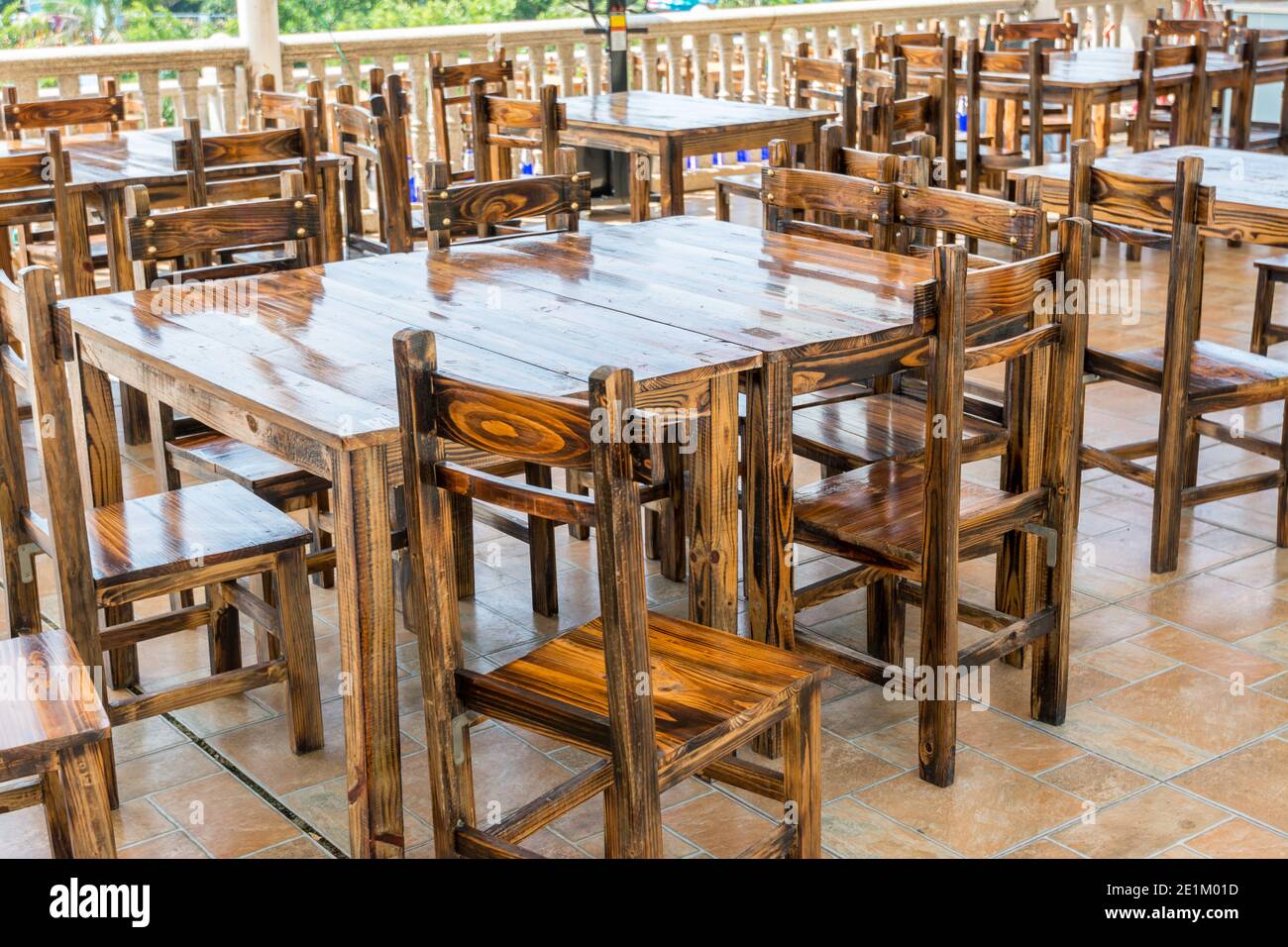 Tavoli e sedie in legno di stile cinese al ristorante o pub di Hailing  Island, Yanjiang, Cina Foto stock - Alamy