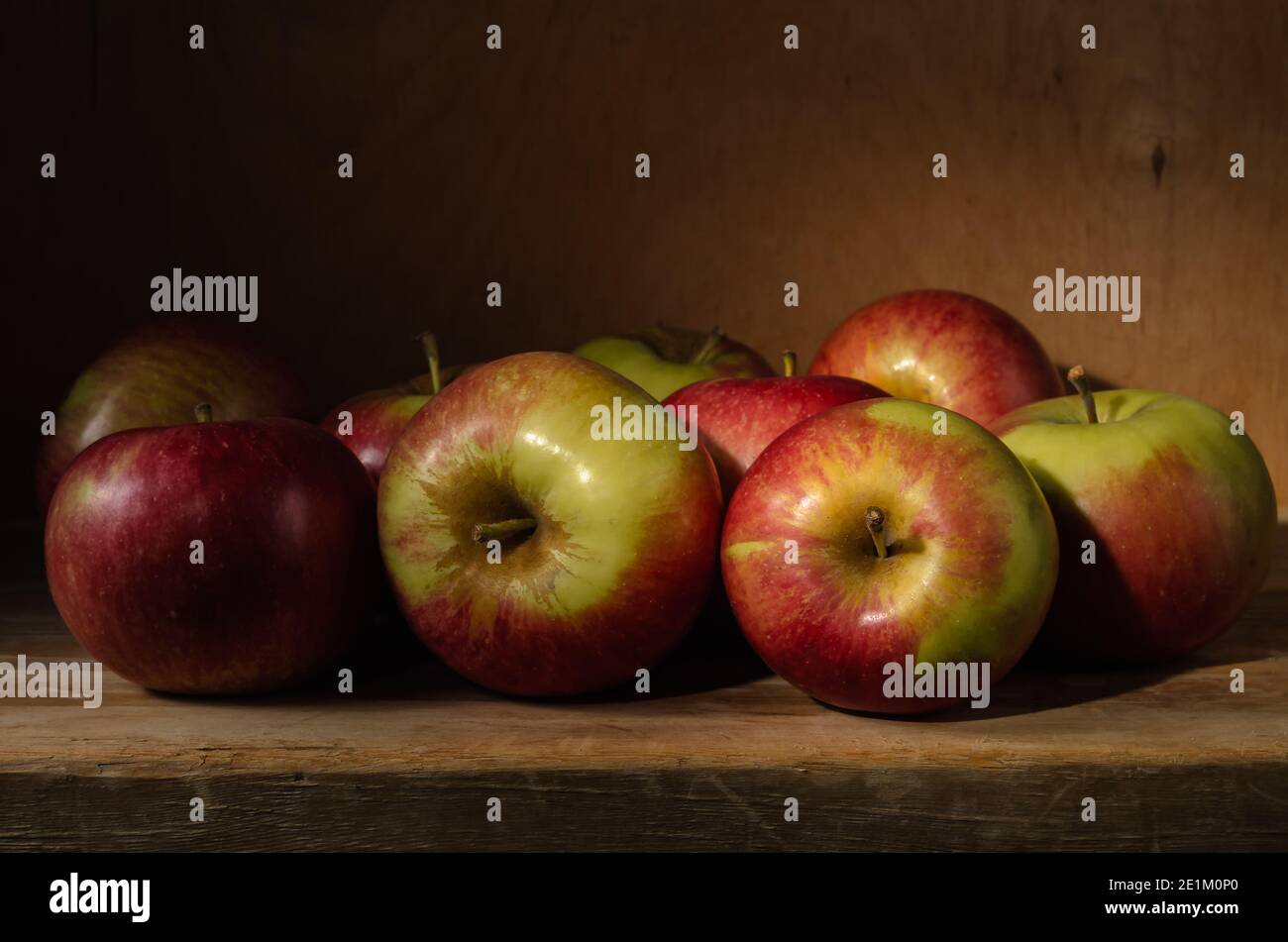 mele alla rinfusa. Ancora vita con mele mature su sfondo di legno in stile rustico Foto Stock