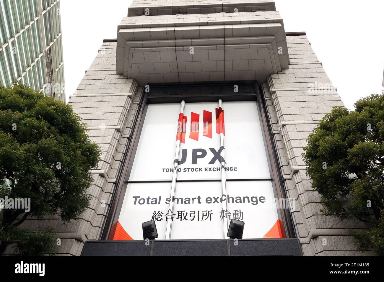 Tokyo, Giappone. 8 gennaio 2021. Il più grande edificio della Borsa di Tokyo  del Japan Exchange Group (JPX) si trova a Tokyo venerdì 8 gennaio 2021. I  prezzi delle azioni del Giappone