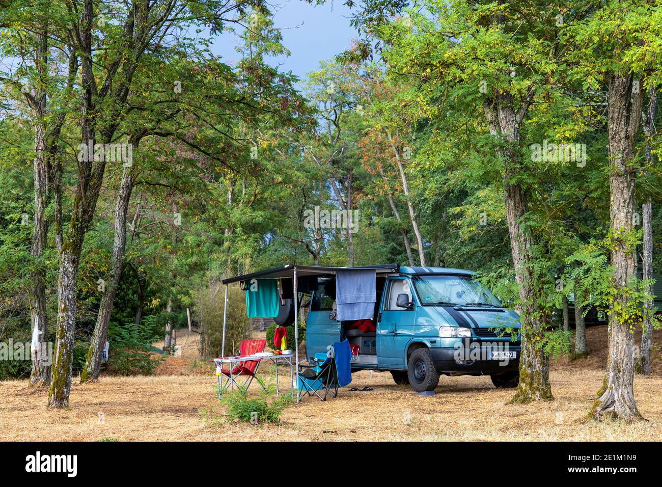 VW T4 Camping con Offroad Camper VW T4 Syncro California Coach Campervan con Pop-Up Roof a Loire River, Francia Foto Stock
