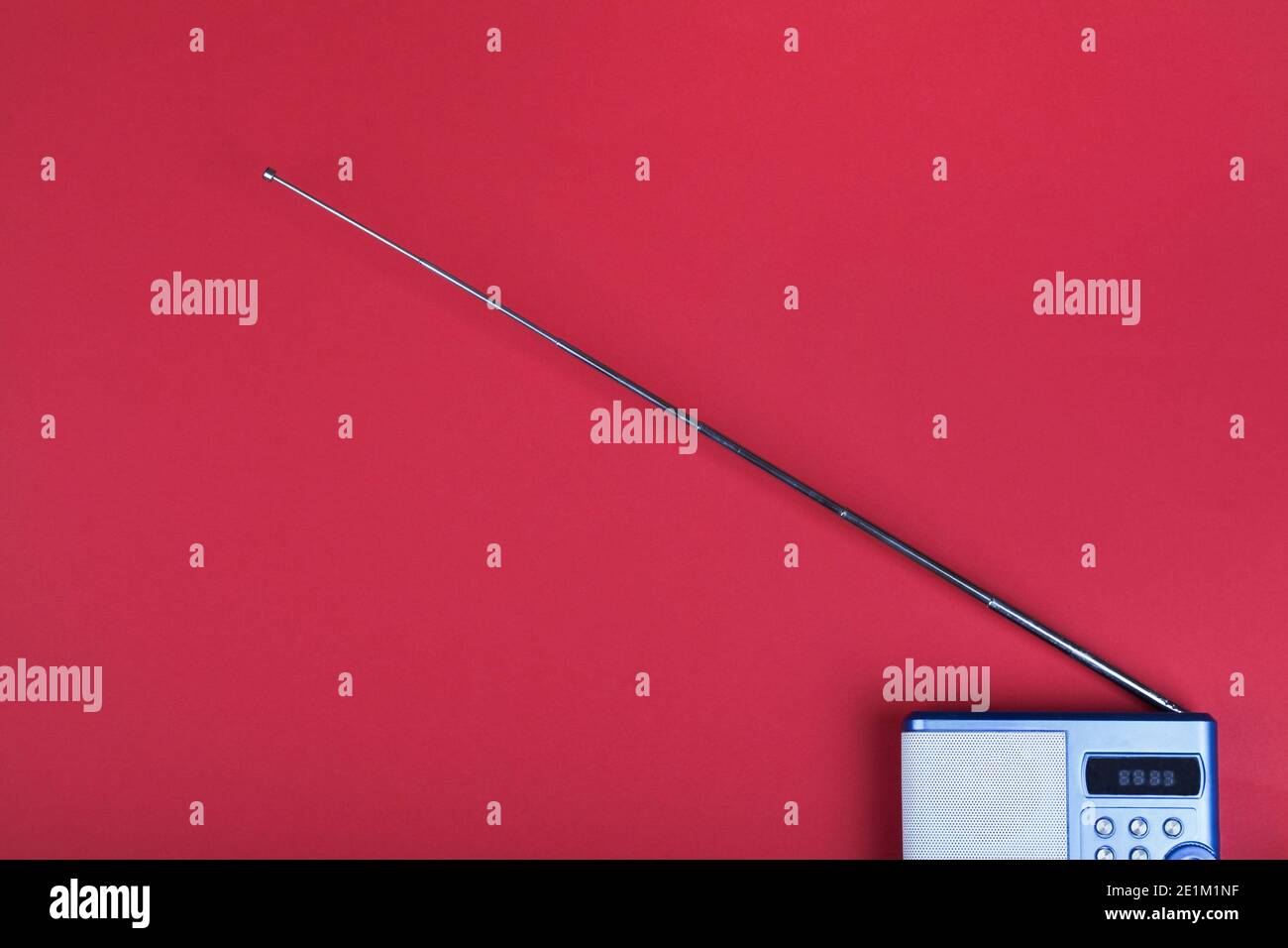 radio su sfondo rosso. world radio day . top view flat lay copy space Foto Stock