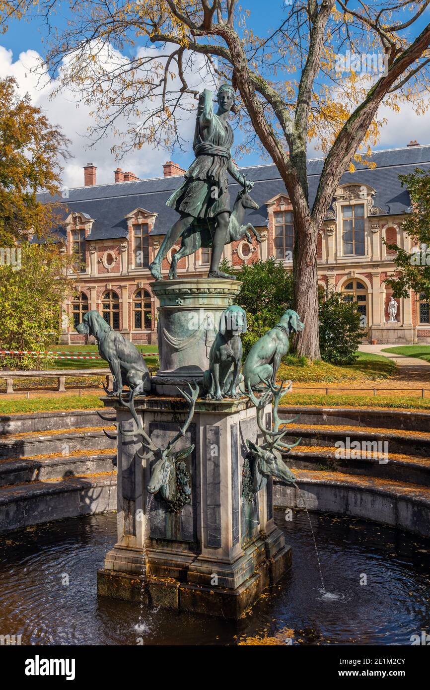 Fontana di Diana nel giardino di Diana al castello di Fontainebleau in autunno Foto Stock