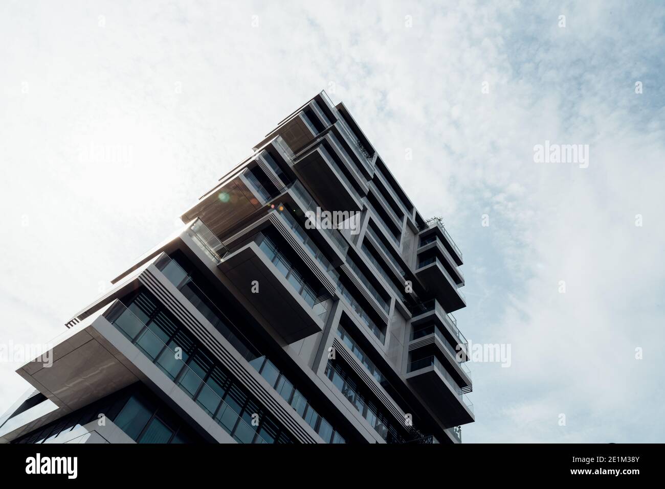 Berlino, Germania - 29 luglio 2019: Grattacielo residenziale di lusso contro il cielo. Concetto di controllo o regolamento del noleggio Foto Stock