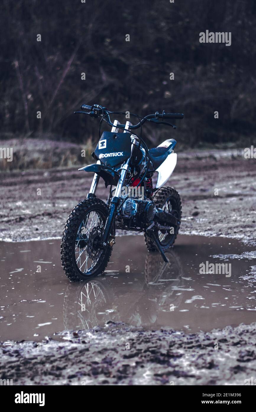 La moto da motocross si trova nel fango Foto Stock