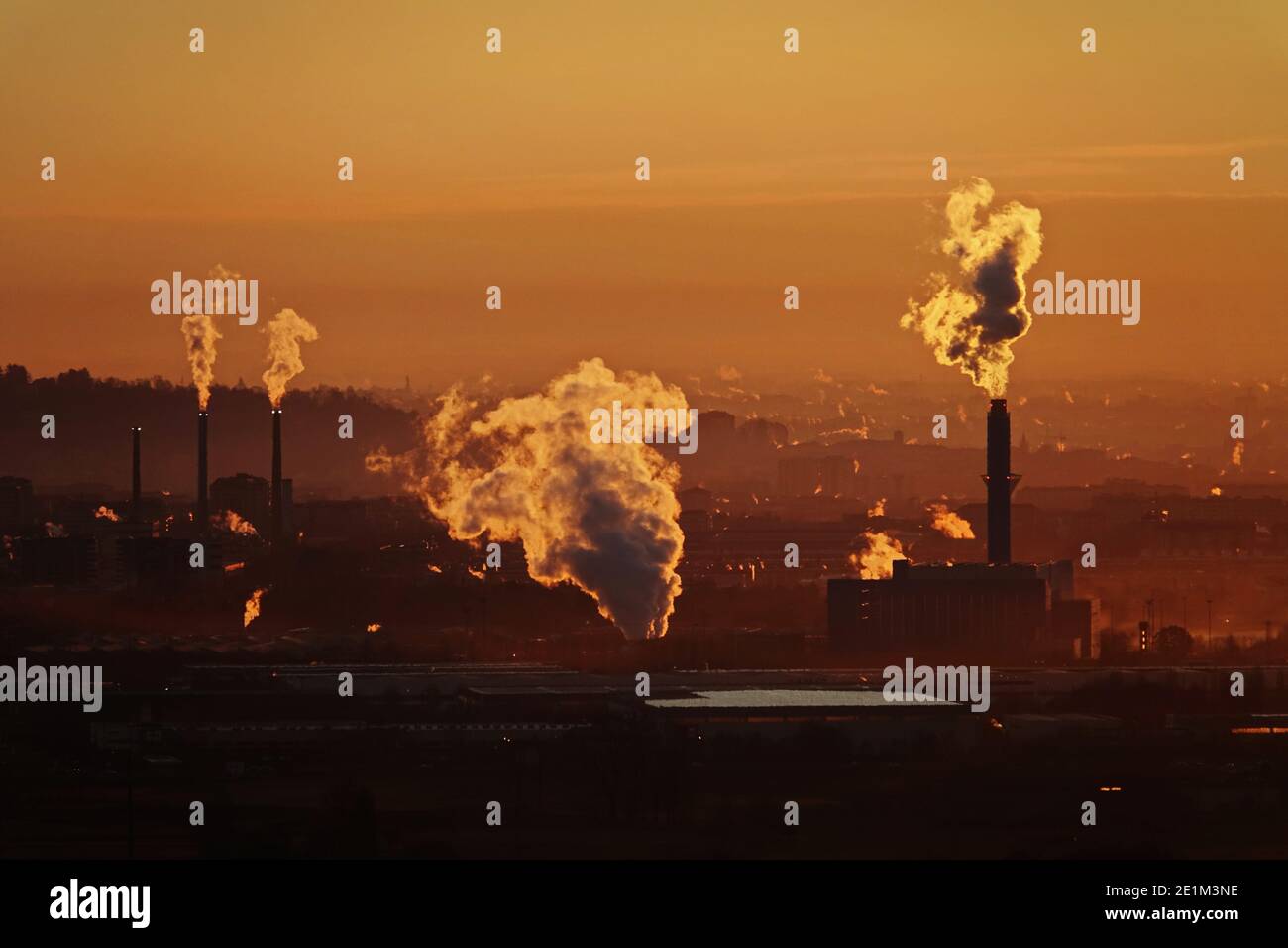 Camini industriali per fumatori, vista dall'alto all'alba Foto Stock