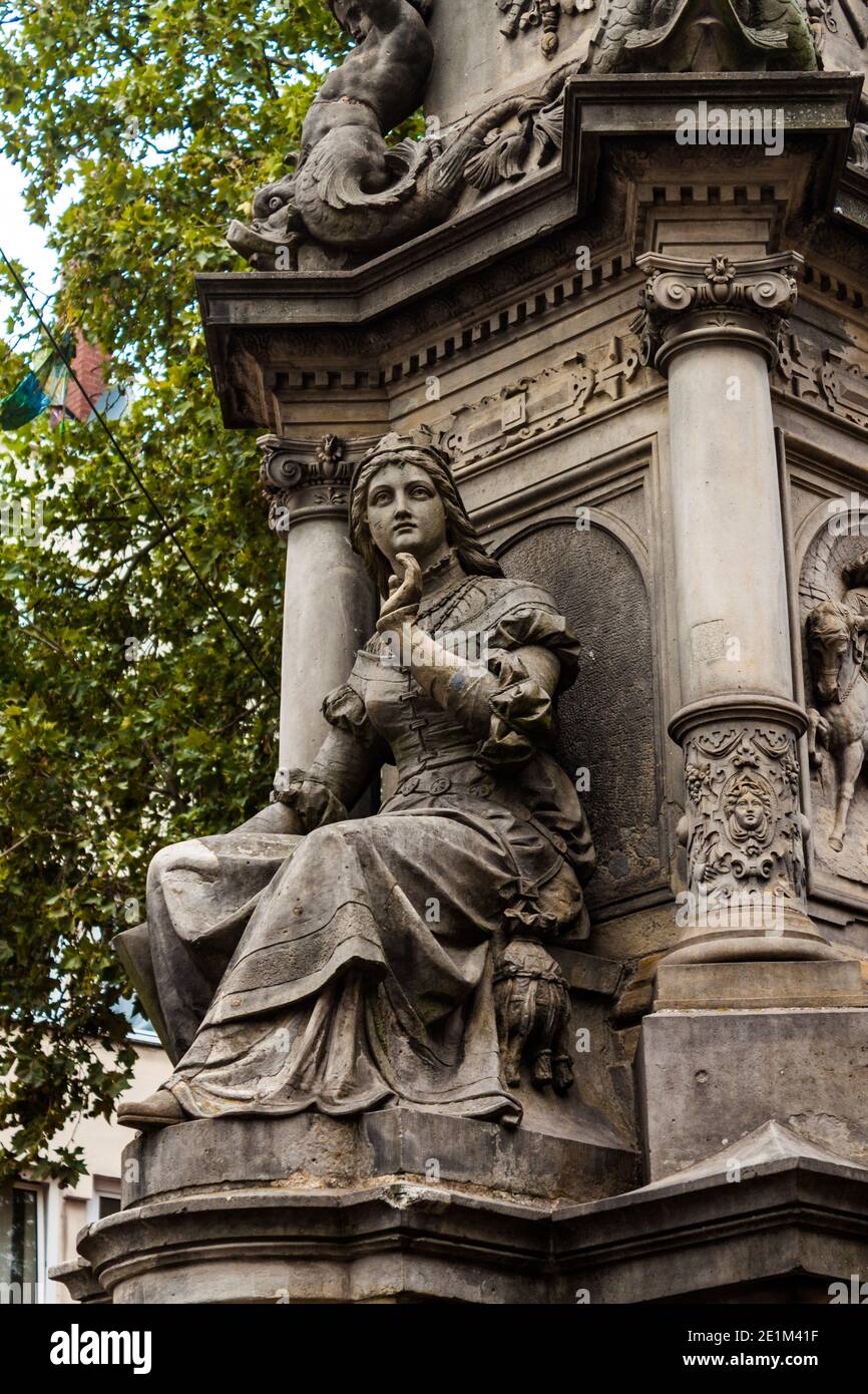 Colonia, Gretmany - 29 2011 agosto: Scultura femminile al monumento fontana Jan von Werth Denkmal Foto Stock