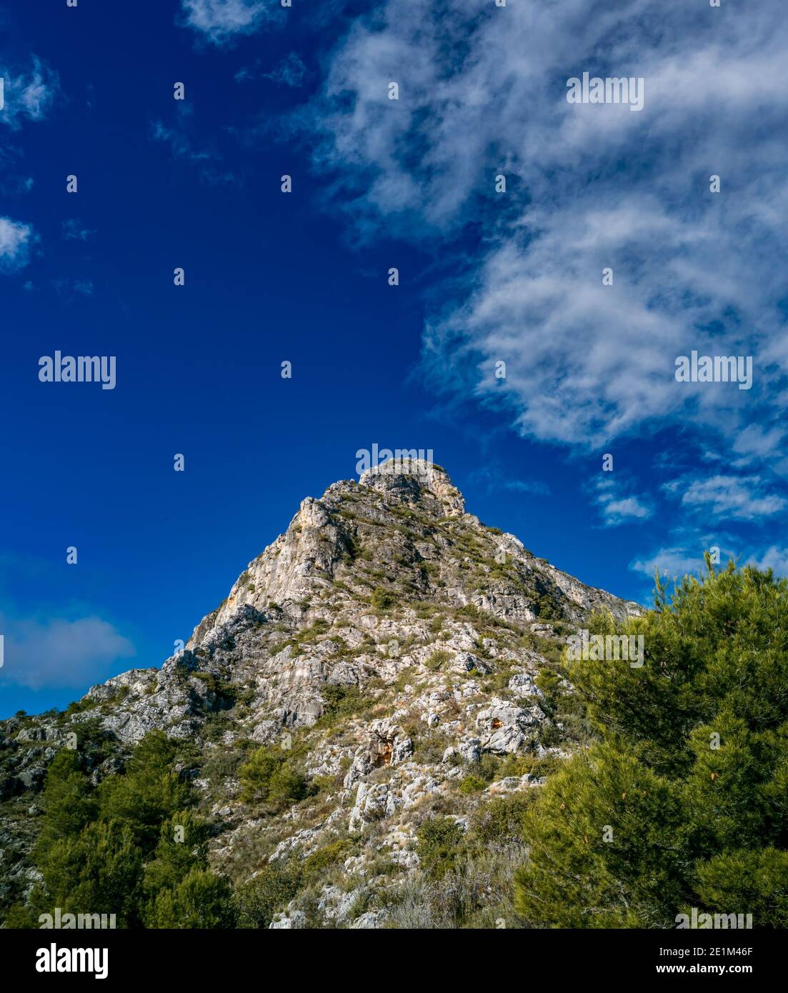 Vista dal basso della cima della montagna piramidale Foto Stock